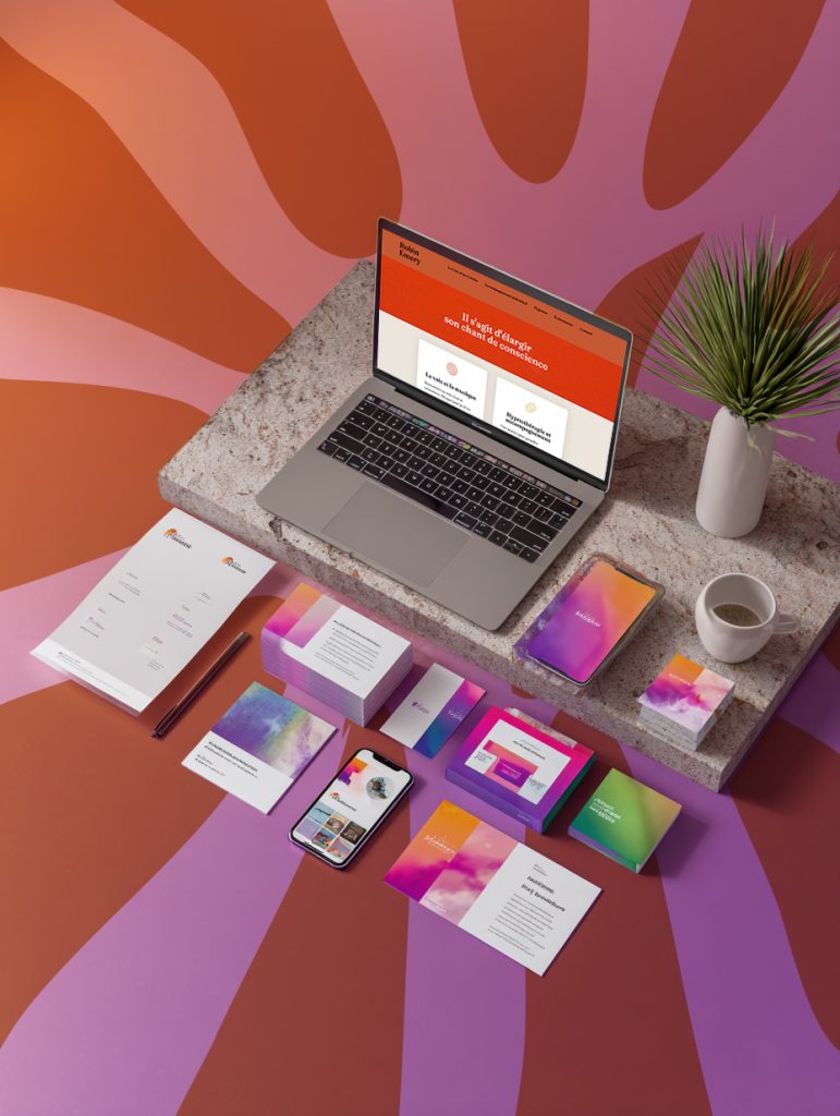 Ordinateur portable affichant un site web avec des cartes de visites et autres éléments de communication