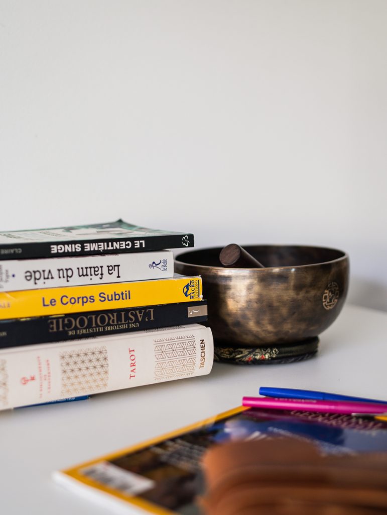 Pile de livres sur le business et le développement, à côté d'un cahier et de stylos