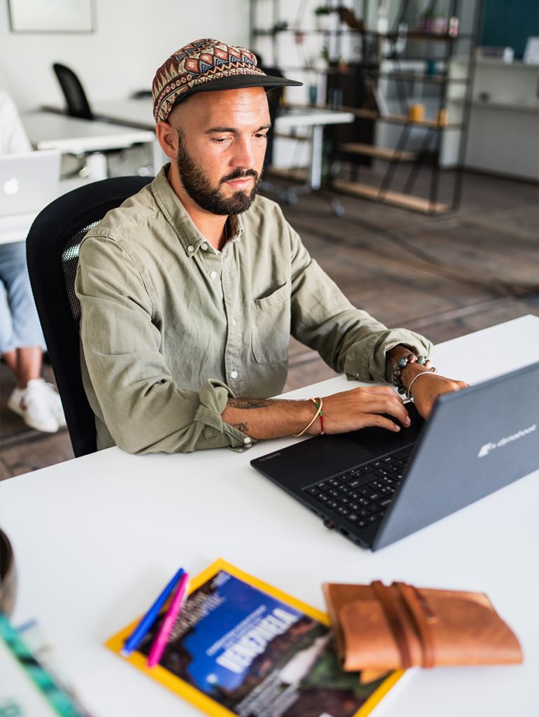 Consultant digital Emeric SIMON analysant une stratégie sur son ordinateur