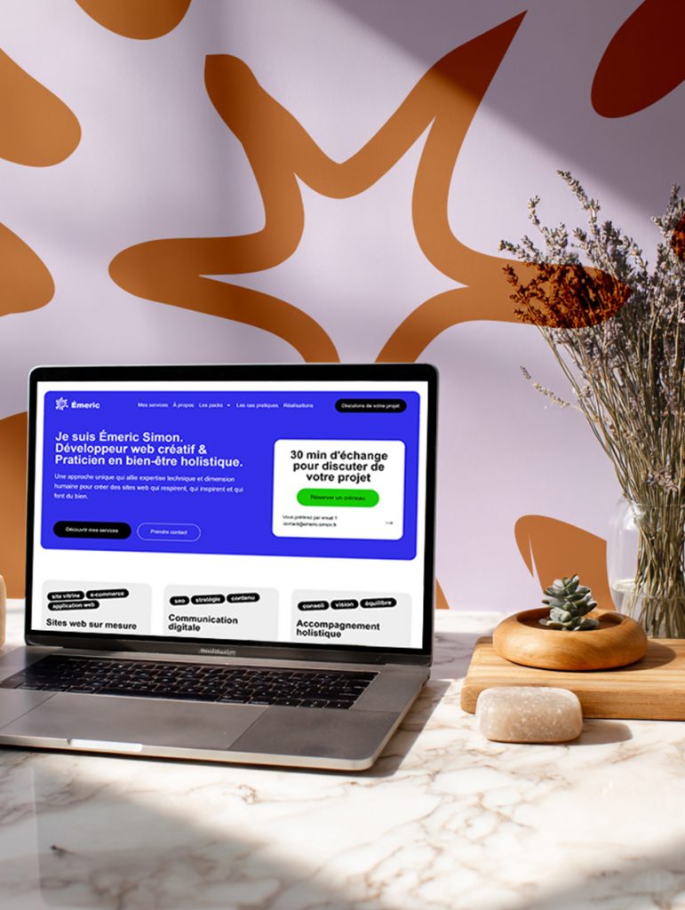 Ordinateur affichant un site e-commerce sur un bureau créatif