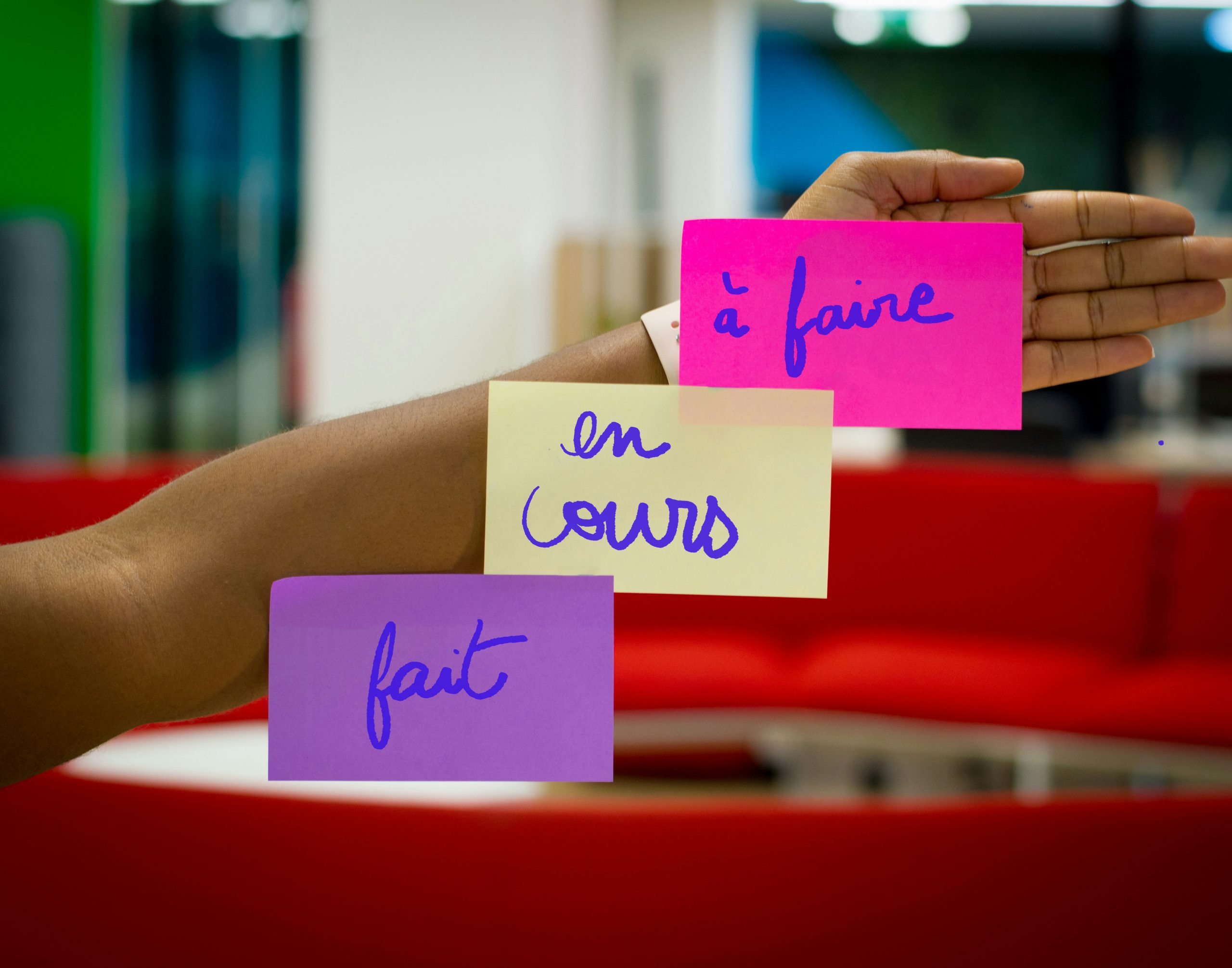 Tableau de management de projet avec des post-its pour une stratégie digitale organisée